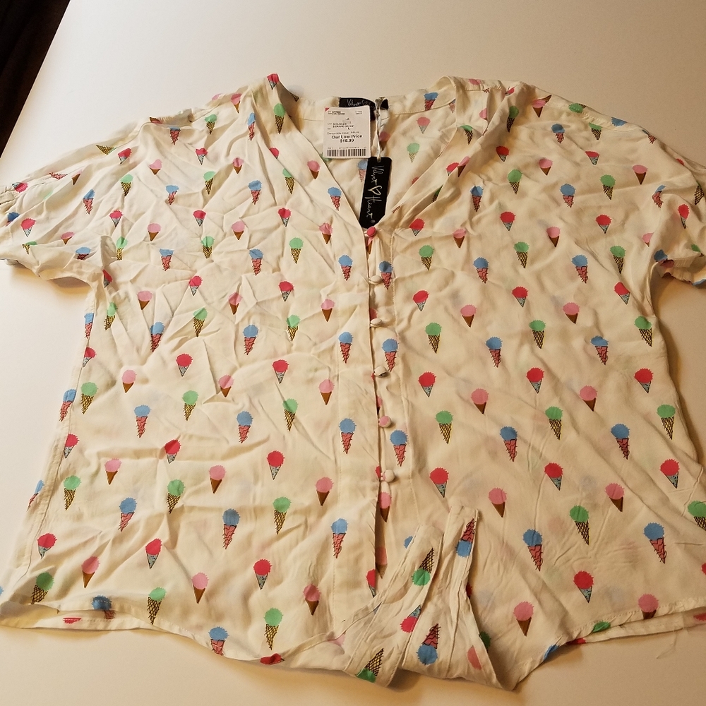 Short sleeves button and tie up blouse.